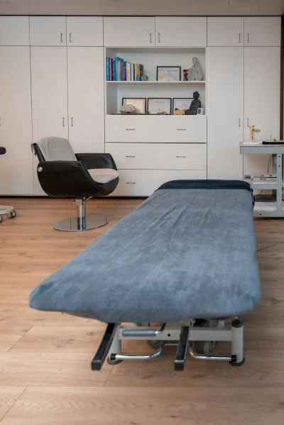 De tafel en stoel voor de behandeling atlasreflextherapie in de praktijk van Jo Cosyns.