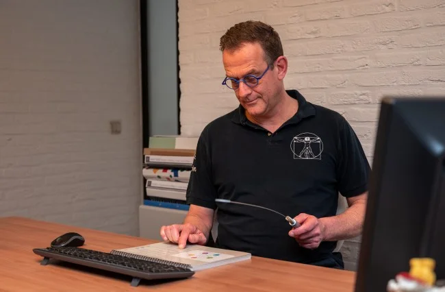 Een behandeling neuro-emotionele kinesiologie in de praktijk van Jo Cosyns.